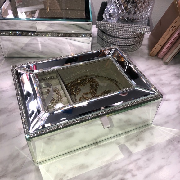 Luxury fancy organizer vanity - Picture 6 of 6